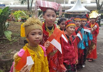Meriahnya Ratusan Siswa Kenakan Busana Adat Sambut Presiden Jokowi di Medan
