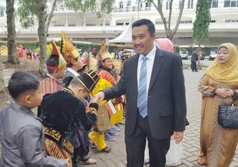 Menpora Salami Para Siswa Yang Menunggu Presiden Jokowi, Disusul Kapolri Tito Karnavian