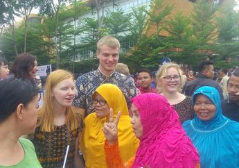 Nggak Sengaja Lihat warga Berkumpul, Seperti Ini Turis Asing Tanggapi Soal Acara Kirab Budaya Ngunduh Mantu Presiden Jokowi