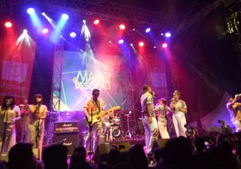 Tampil Saat Hujan, Penonton Maliq n D'Essentials Ada yang Sembunyi di Balik Pohon!