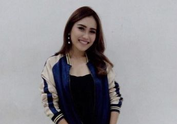 Jalan-jalan ke Bogor, Ups...Jok Mobil Ayu Ting Ting Masih Diplastikin!