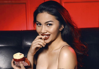 Ariel Tatum Mencium Pria Tampan yang Suka Merumput