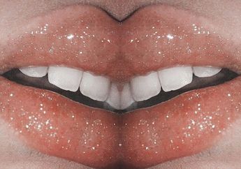 Lagi, Kim Kadarshian Rilis Warna-warni Metallic untuk Bibir, Bikin Pengen Beli!