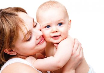 Rahasia Manfaat Sentuhan Ibu Bagi Sang Anak