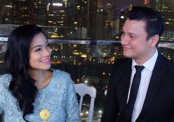 Bikin Baper! 4 Potret Mesra Titi Kamal dan Christian Sugiono Saat di Singapura Ini Dijamin Buat Kamu Pengin Liburan Bareng Keluarga