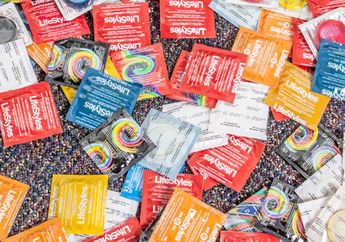 Inilah 5 Fungsi Lain Kondom, Salah Satunya Untuk Membuka Tutup Botol