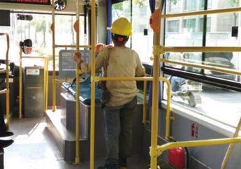 Ibu Ini Merasa Kotor dan Tidak Mau Duduk di Dalam Bus, Supir Bus Mengatakan Hal yang Membuat Hati Tersentuh