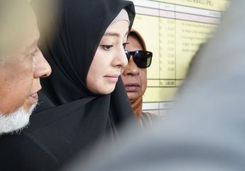 Hadir di Sidang Cerai Berpakaian Serba Hitam, Putri Aisyah Aminah: Saya Serahkan Sama Tuhan