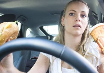 Sering Makan Sambil Bergerak? Ternyata Ini Dampaknya Bagi Tubuh, Serem Juga nih!