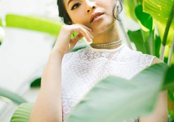 Hamil Besar, Rinni Wulandari Tetap Tampil Nyentrik dengan Busana Ketat di Atas Panggung