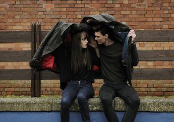 Si Dia Keseringan Kasih Kode? Ini 6 Tanda Bahwa Dia Suka Kamu loh!