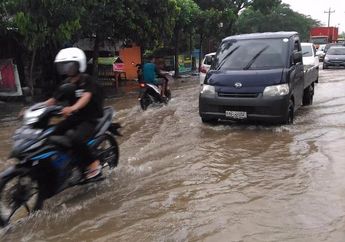 Panutan! Bersihkan Gorong-gorong Karena Banjir, Polisi Ini Sampai Harus Memasukkan dan Mengeluarkan Kepalanya dari Selokan untuk Ambil Napas