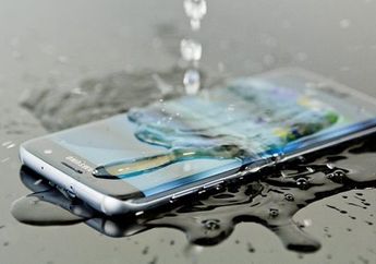 3 Smartphone Waterproof yang Bakal Nemenin Kegalauanmu di Tengah Hujan, Dijamin Nggak Rusak Kena Air