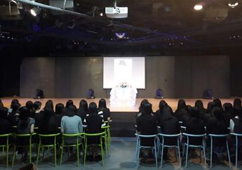 Doa Bersama untuk Mendiang Inao Jiro di Panggung Teater JKT48 Tampak Kusyuk, Banyak Doa Dipanjatkan Member dan Fans!