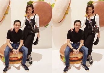 Ayu Dewi dan Suami Ikut Demam Dilan dan Milea, Tapi Begini Deh Realitanya