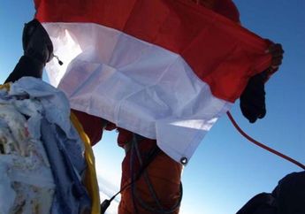 Tim ISSEMU Kibarkan Merah Putih di Puncak Everest