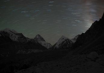 K2 di malam hari.