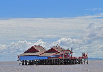 Klenteng Timbul di Tengah Laut