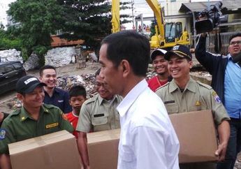 Kado Jokowi untuk Penjaga Pintu Air Manggarai