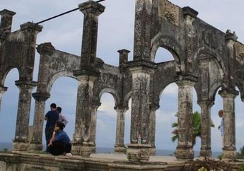 Diguyur Hujan, Pelancong Tetap Minati Karangasem