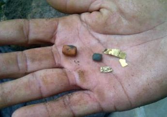 Tukang Bata Temukan Puluhan Perkakas Emas di Probolinggo
