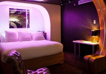 Ayo, Menginap di Hotel "James Bond"