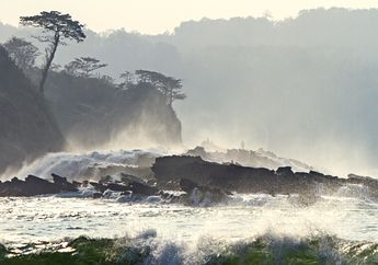 Menahan Ombak Sawarna