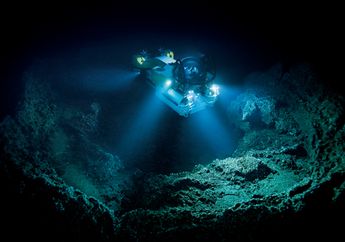 Menjelajah Gunung Bawah Laut