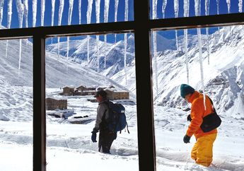 Terempas Badai Annapurna