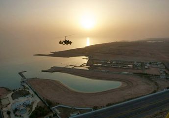 Antara Unta dan <i>Gyrocopter</i>