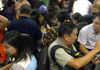Isak Tangis Keluarga di Bandara Juanda Menanti Kabar Pesawat AirAsia