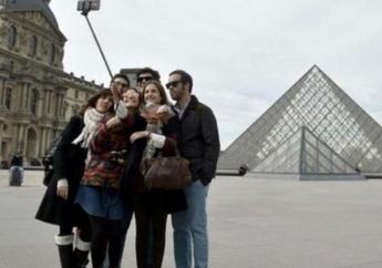 Pengelola Melarang Pengunaan Tongsis di Istana Versailles