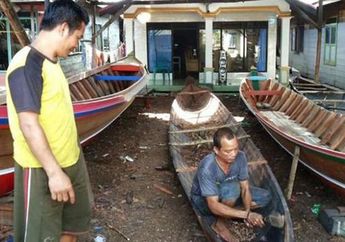 Mampir di Pulau Sewangi, Melihat Pembuatan Perahu Tradisional Banjar