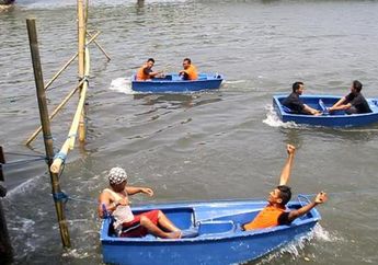 Lomba Tarik Tambang Perahu pada Festival Salo Karajae