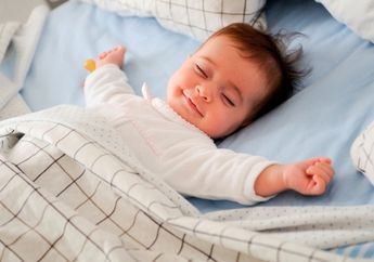 Mengapa Bayi Sering Tersenyum Saat Tidur?