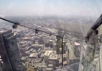 Ke Los Angeles ? Coba Seluncur Kaca Transparan Setinggi 300 Meter Ini