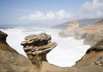 Batu Ikonik di Cape Kiwanda Ambruk Akibat Ulah Pengunjung