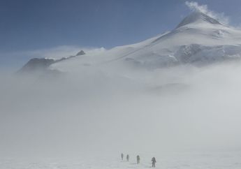 Dua Srikandi Pertama Indonesia Berhasil Mencapai Puncak Vinson Massif, Antartika
