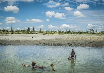 Dibalik Tanggul Sungai Emas