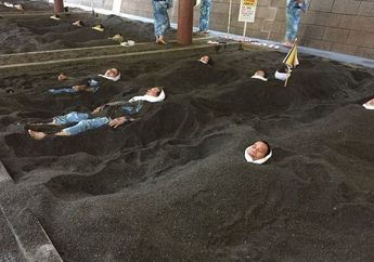 "Berendam" di Pasir Panas Kagoshima