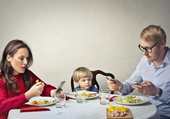 Memainkan Ponsel Saat Makan Malam Membuat Kita Tidak Bahagia