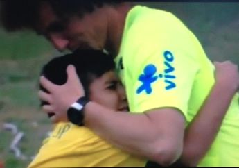 Tangis Bocah Ini Pecah Setelah Bertemu Idolanya di Piala Dunia