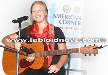Emely Elbert Mahasiswi Terbaik