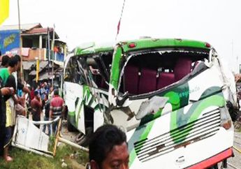 Penyebab Kecelakaan Karena Sopir Bus Terobos Palang Kereta