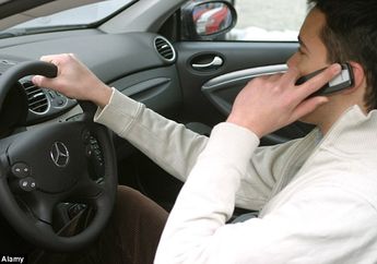 Tabrak Pohon Gara-Gara Setir Sambil Telepon