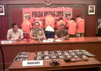 Sopir Taksi Dibuang ke Jurang