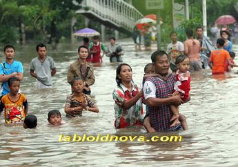 Kisah Bayi Penderita Tumor Bertahan di Tengah Kepungan Banjir