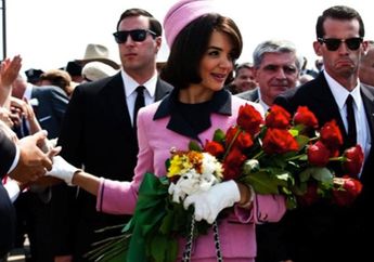 Katie Holmes Perankan Jackie Onassis untuk Kedua Kalinya