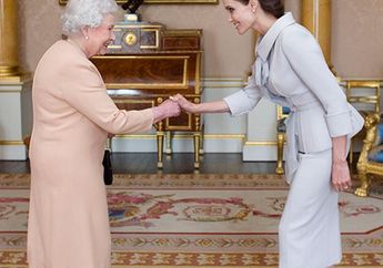 Ini Reaksi Angelina Jolie Saat Bertemu Ratu Elizabeth II di Istana Buckingham