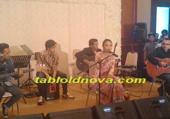 Band Kotak Menyanyi di Resepsi Pernikahan Chua